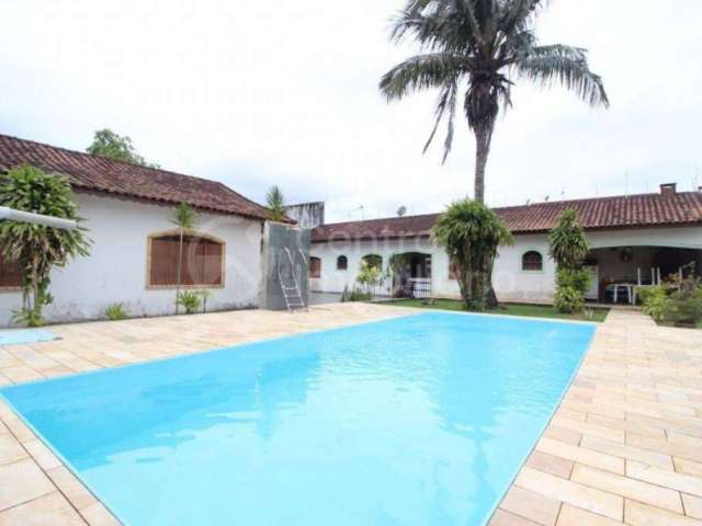 CASA à venda com piscina e 3 quartos em Peruíbe, no bairro Estancia Balnearia Convento Velho