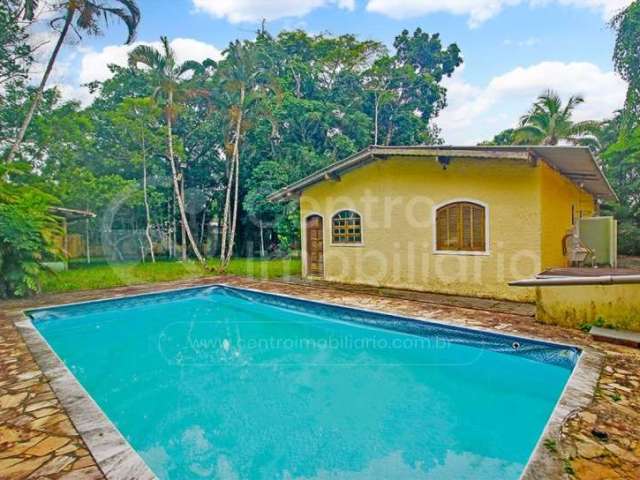 CASA à venda com piscina e 2 quartos em Peruíbe, no bairro Sao Marcos