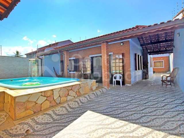 CASA à venda com piscina e 2 quartos em Peruíbe, no bairro Belmira Novaes