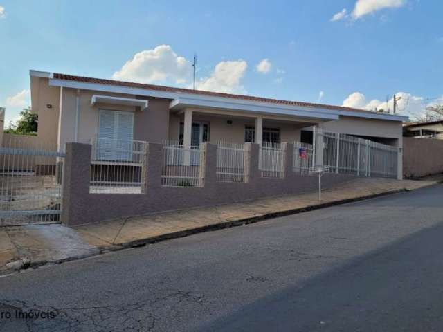 Casa com 3 quartos para alugar no Pratinha, São João da Boa Vista  por R$ 2.500