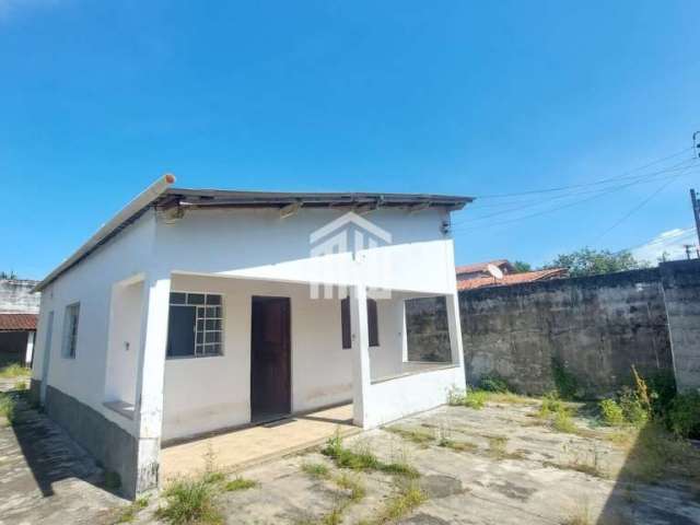 Casa térrea à venda com 02 dormitórios no Indaiá em Caraguatatuba/SP.