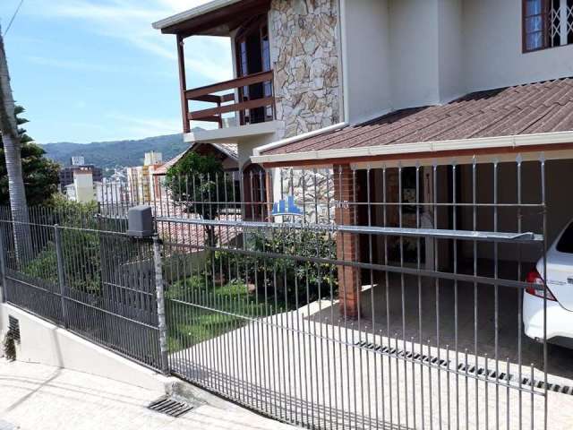 Casa com 3 quartos à venda na Trindade, Florianópolis  por R$ 850.000