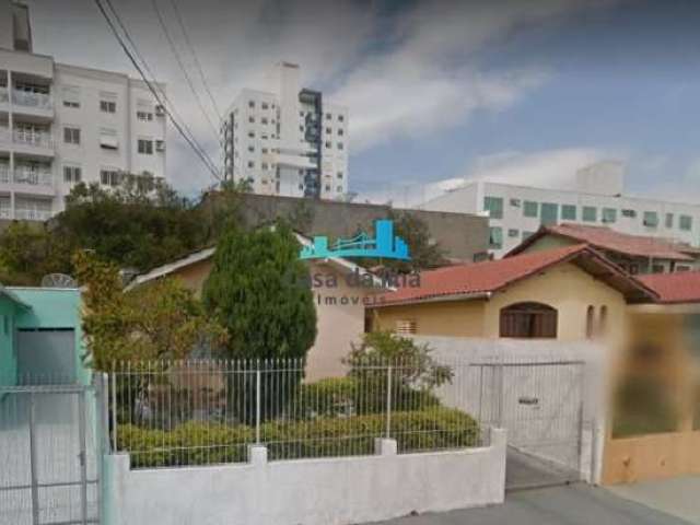 Casa comercial à venda no Barreiros, São José  por R$ 742.000