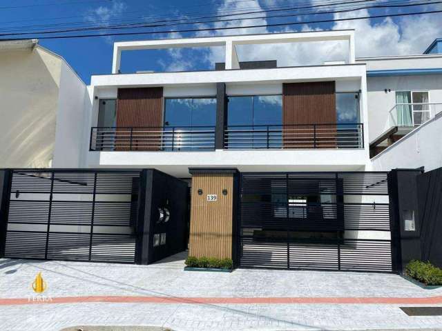 Casa Geminada Triplex a venda na Praia dos Amores em Itajaí.