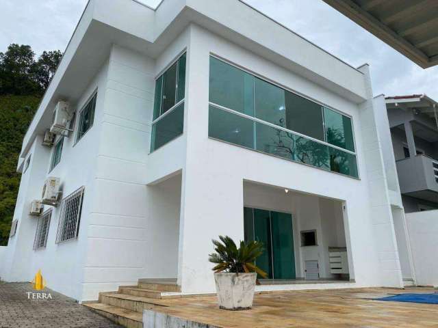 Casa semi-mobiliada com 490m² de área privativa no Bairro Praia dos Amores em Balneário Camboriú