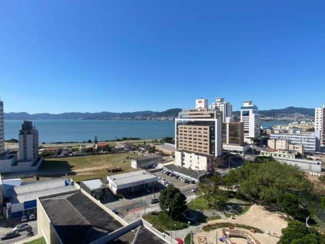 Descubra o seu refúgio de alto padrão com vista permanente para o mar em Florianópolis!
