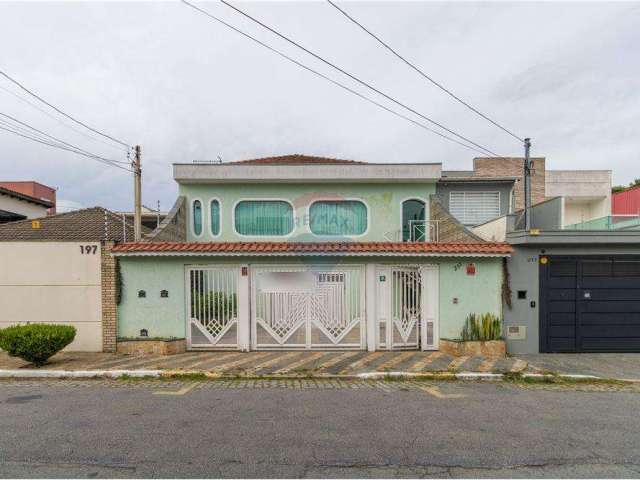 Residência Exclusiva na Vila Prudente: Casa de 382m² com 3 Suítes, Garagem para 10 Carros, Churrasqueira e Quarto de Empregada!'