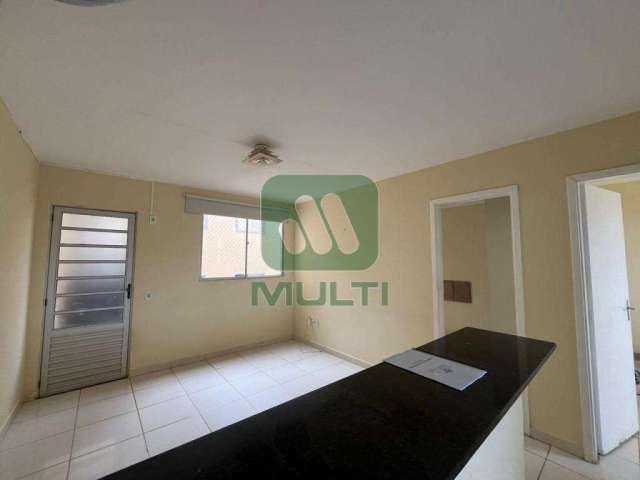 Apartamento com 2 quartos para alugar no Mansour, Uberlândia  por R$ 900