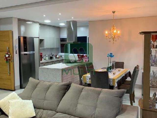 Casa em condomínio fechado com 4 quartos para alugar no Granja Marileusa, Uberlândia  por R$ 8.500