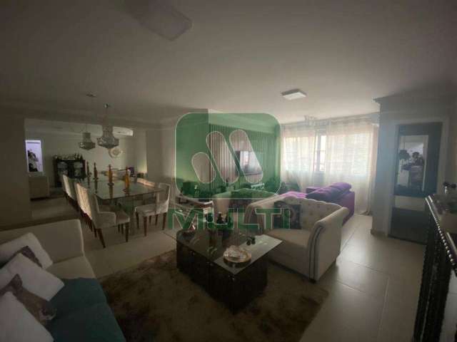 Apartamento com 4 quartos para alugar no Fundinho, Uberlândia  por R$ 5.500