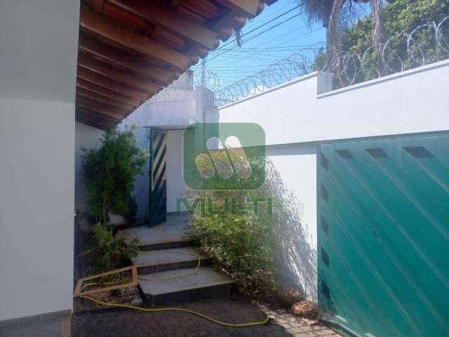 Casa com 3 quartos para alugar no Vigilato Pereira, Uberlândia  por R$ 3.300