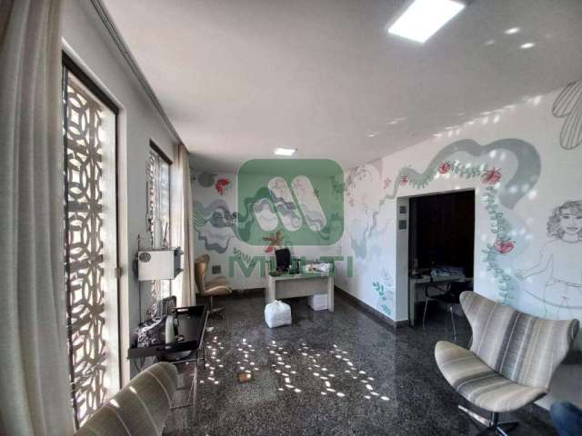 Casa comercial com 1 sala para alugar no Daniel Fonseca, Uberlândia  por R$ 7.800