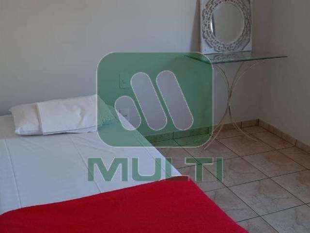 Apartamento com 3 quartos para alugar no Santa Mônica, Uberlândia  por R$ 2.400