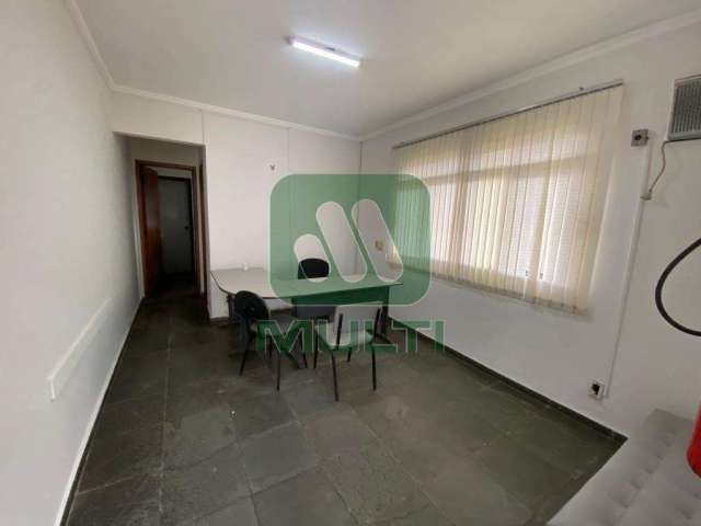 Barracão / Galpão / Depósito com 1 sala para alugar no Distrito Industrial, Uberlândia  por R$ 20.000