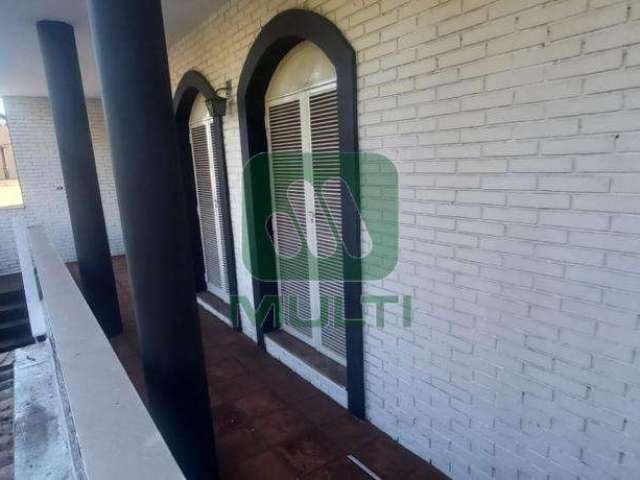 Casa comercial com 4 salas para alugar no Martins, Uberlândia  por R$ 7.000