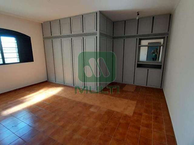Apartamento com 3 quartos para alugar no Martins, Uberlândia  por R$ 2.800