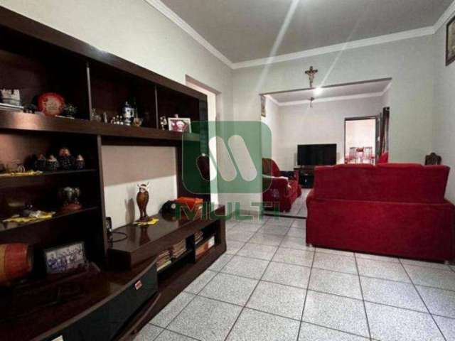Casa com 4 quartos à venda no Jardim Brasília, Uberlândia  por R$ 380.000