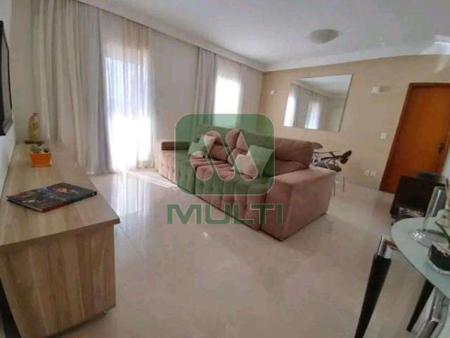 Apartamento com 3 quartos para alugar no Copacabana, Uberlândia  por R$ 3.350