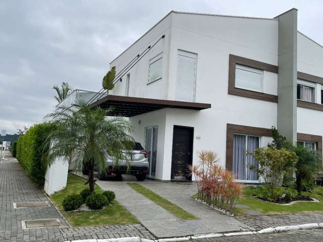 Excelente casa em condomínio fechado,  Bairro da Barra em Balneário Camboriú .