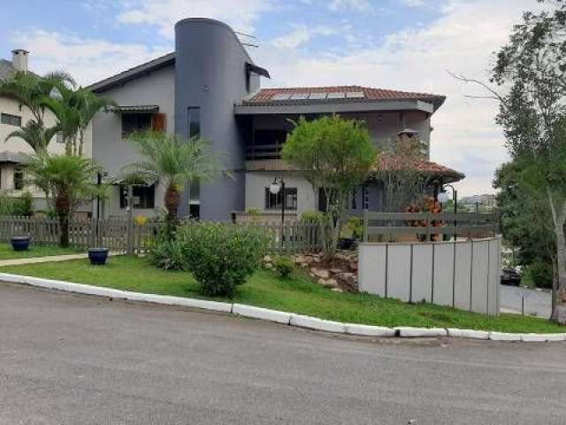 Belíssima casa no CONDOMÍNIO ARUJAZINHO V com 351 m² NA FRENTE DO LAGO 3 suítes PORTEIRA FECHADA