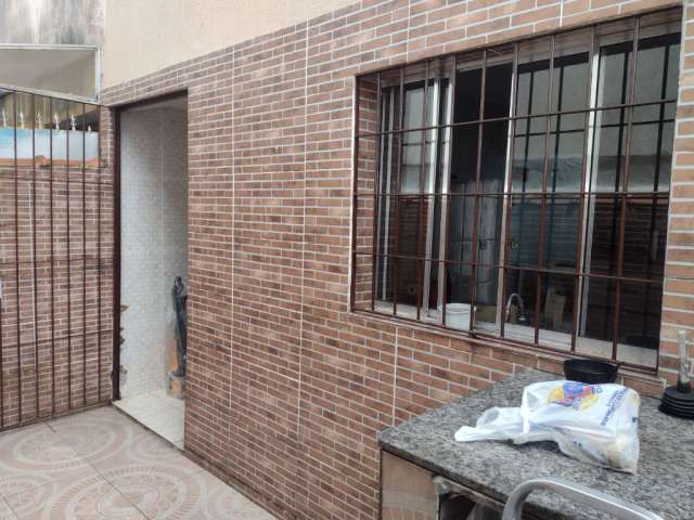 Sobrado com 2 quartos, sendo 1 suíte e 2 banheiros no bairro Balneário Itaguaí em Mongaguá/SP