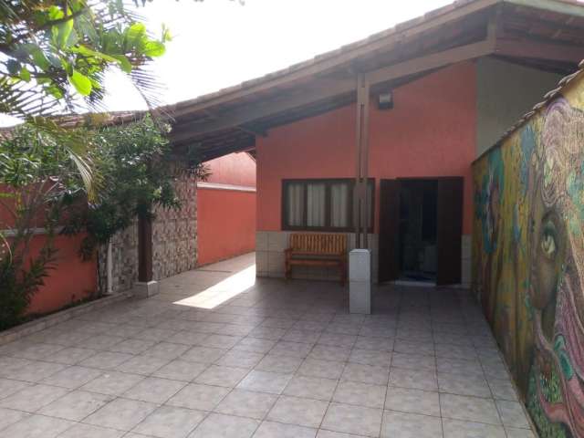 Casa com 3 quartos, sendo 1 suíte e 2 banheiros no bairro Jardim das Palmeiras em Itanhaém/SP