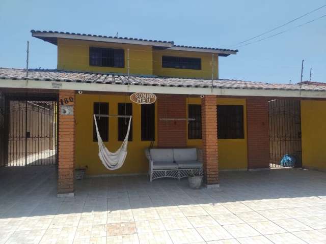Casa com 4 quartos, sendo 1 suíte e 1 banheiro no bairro Campos Eliseos em Itanhaém/SP