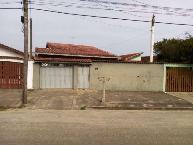 Casa com 3 quartos, sendo 1 suíte e 2 banheiros no bairro Jardim das Palmeiras em Itanhaém/SP