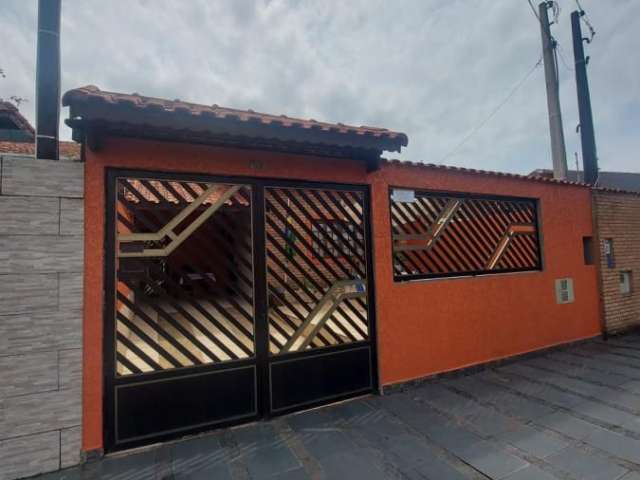 Casa com 3 quartos, sendo 1 suíte e 1 banheiro no bairro Arpoador em Peruíbe/SP