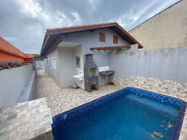 Casa com 2 quartos, sendo 1 suíte e 1 banheiro no bairro Tupy em Itanhaém/SP