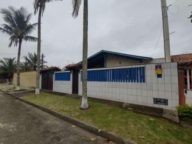 Casa térrea com 3 dormitórios sendo 1 suíte á venda no  Itanhaém