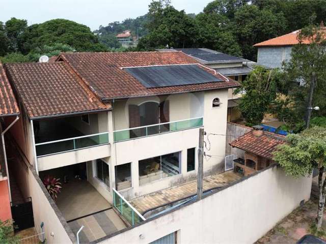 Casa com 3 dormitórios sendo 2 suítes na Serra da Cantareira com fácil acesso a São Paulo.