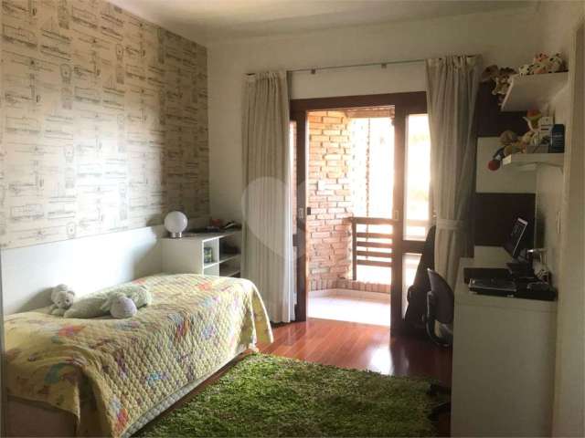Casa no condomínio Alpes da Cantareira com 4 dormitórios sendo 3 suítes