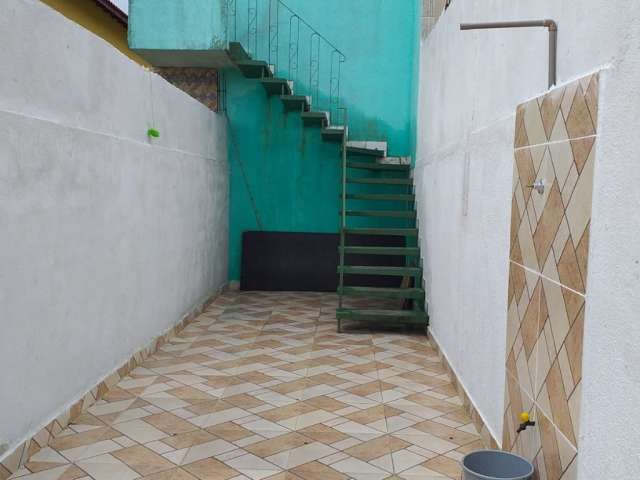 Casa Sobreposta no bairro Nova Itanhém em Itanhaém, possui 01 dormitório e 01 WC