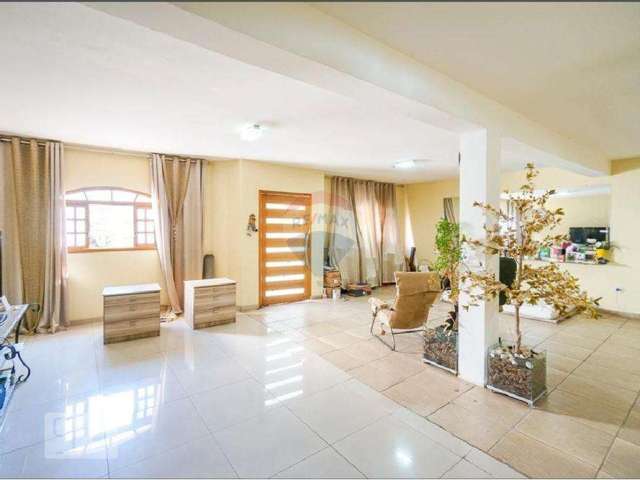 Casa para alugar em Vila Carrão de 300.00m² com 5 Quartos, 1 Suite e 8 Garagens