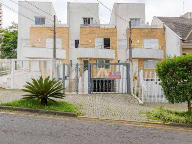 Sobrado triplex com 3 dormitórios, uma suíte, 186m², semimobiliado, por R$ 950.000,00 no Bacacheri / Cabral