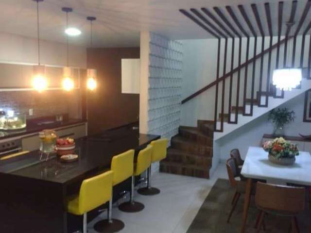 Casa Duplex com 4 dormitórios sendo 2 suítes e 1 suíte maste com closet  - 241m² no Bairro da Serraria