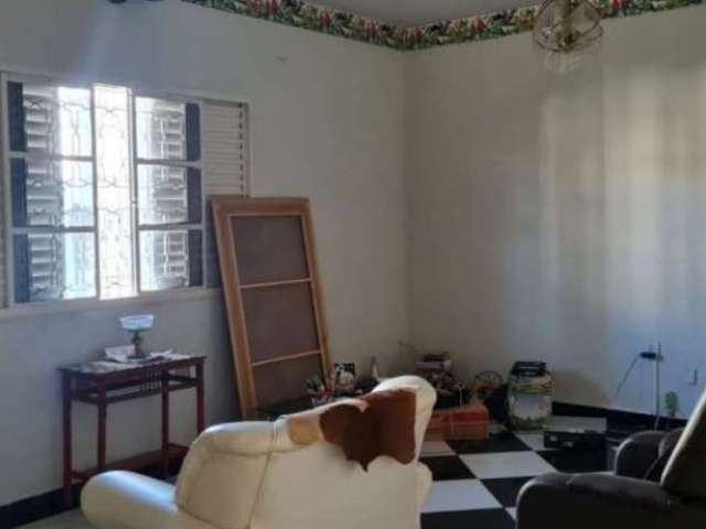 Casa de dois pavimentos, com 5 quartos, sendo 2 suítes, 2 vagas, na área central do Bairro Martins