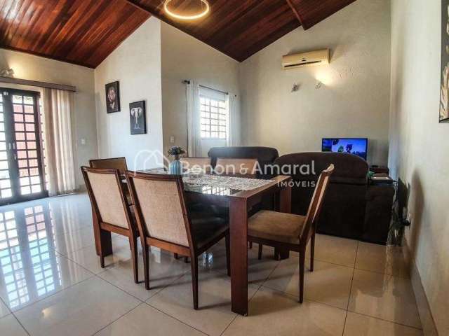 Casa com 3 Quartos e 3 banheiros à Venda, 200 m² por R$ 780.000
