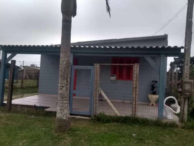 Casa localizada em bairro de moradores em imbé
