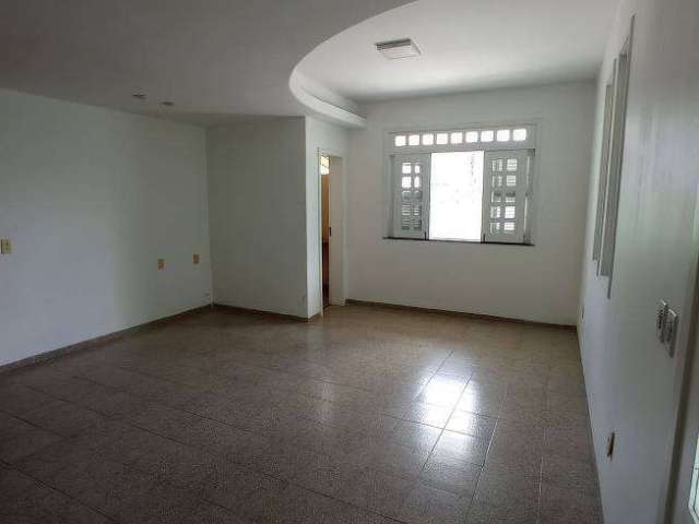 Casa para venda possui 328 metros quadrados com 6 quartos em Vila União - Fortaleza - CE