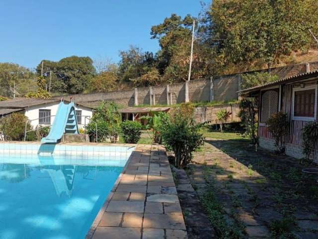 Mini Sítio em Miguel Pereira, com piscina de 72m2, uma cabana de troncos e duas casas Cód.