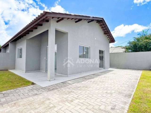 Casa de esquina com espaçoso terreno, 2 dormitórios à venda, 64,40m² por R$ 289.000 - Piçarras - Guaratuba/PR