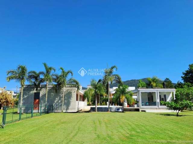 Casa com 3 quartos para alugar na Avenida das Constelações, 825, São João do Rio Vermelho, Florianópolis, 337 m2 por R$ 13.800