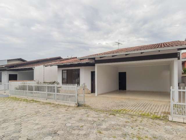 Excelente casa em condomínio fechado com 1 suíte mais 3 quartos à venda no bairro Saguaçu em Joinville - SC por R$ 890.000,00.