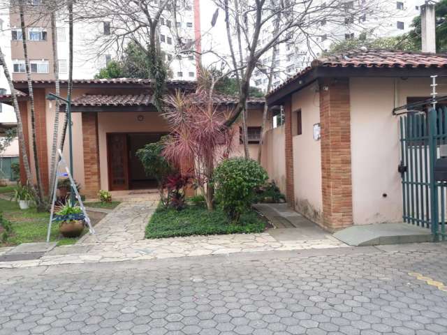 ALUGA Casa em  Condomínio no Jardim Aquárius, 4 d, piscina.