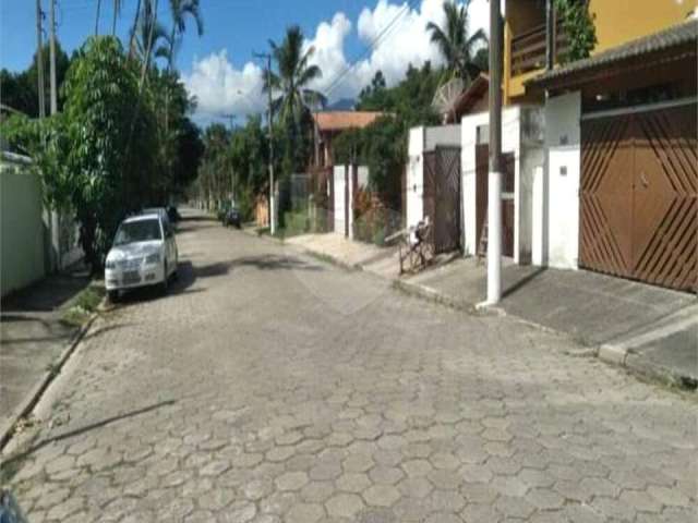 Casa assobradada em bairro nobre, em São Sebastião SP - 3 Quartos, 3 Banheiros, 3 Vagas de garagem