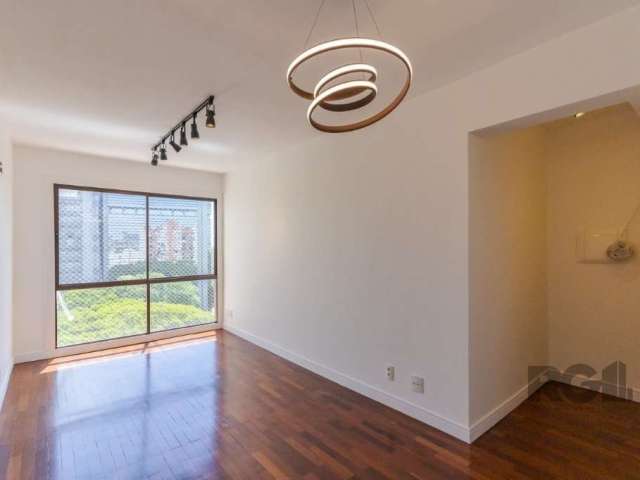 Excelente oportunidade! Este apartamento, localizado em um andar alto, oferece uma vista deslumbrante e panorâmica. Completamente reformado, dispõe de 2 quartos, além de móveis planejados tanto na coz