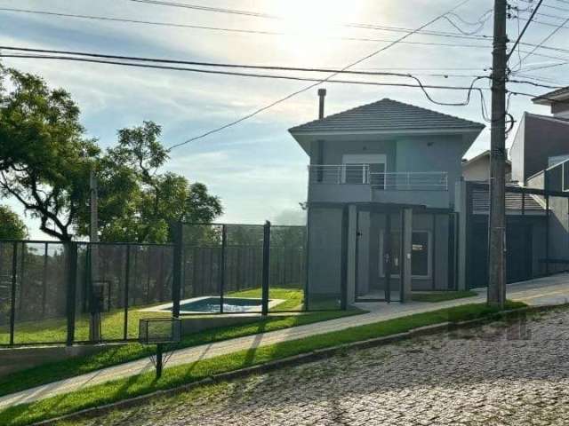 Casa com 2 quartos suítes, no Bairro Jardim Isabel (Ipanema) em Porto Alegre. O Imóvel possui 2 suítes, sendo uma com closet, sala ampla, lareira, cozinha integrada, banheiro social, escritório, jardi