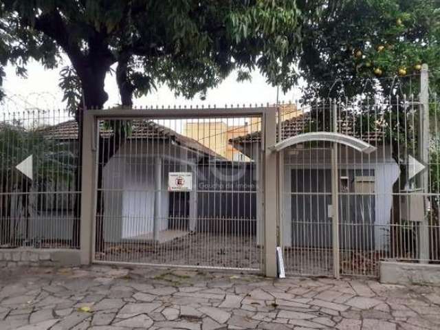 Casa em Porto Alegre perto shopping LINDÓIA &lt;BR&gt;2 dormitórios sendo um suíte, terreno 12,5 X 30 mas 2 casas construídas, 2 peças para depósito, pátio pavimentado com 3 meia água (puxados) própri